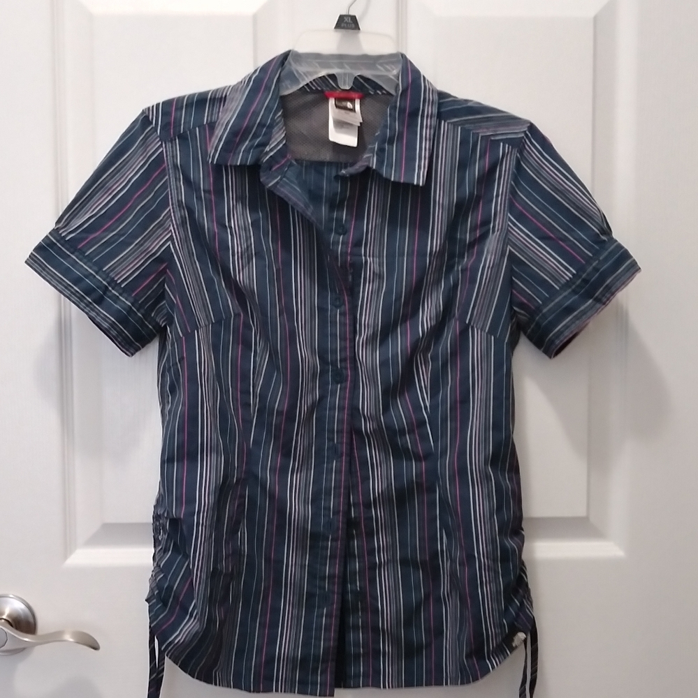2/$20😸The North Face striped active shirt